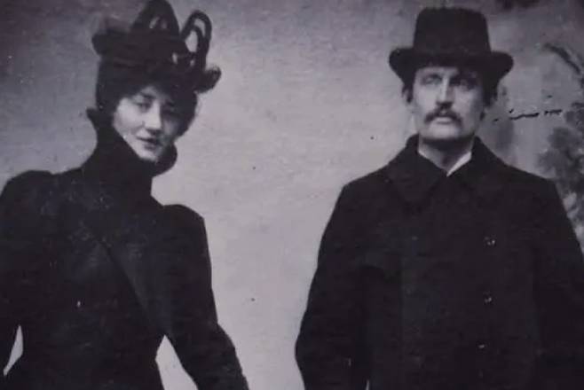 에드바르트 뭉크와 툴라 라르센, 1889 [Photo ©Munchmuseet arkiv, 사진작가 미상, 일부 확대 및 밝기조정]