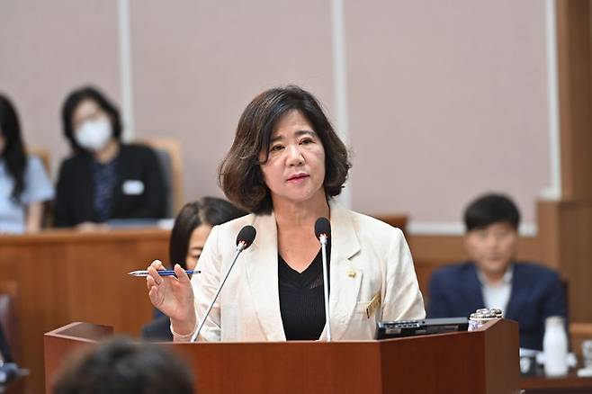 [거제=뉴시스] 신정철 기자= 거제시의회 이미숙 의원(마 선거구, 더불어민주당)은 제257회 임시회 제2차 본회의에서 시정질문을 통해 "몽돌야시장 재개와 상권 활성화, 도로·인도 파손 보수, 고현터미널 교통·안전 문제를 집중적으로 제기하며, 집행부에 실질적인 대책 마련"을 촉구했다.사진은 이미숙 의원의 시정질문 모습.(사진=거제시의회 제공).2025.09.18. photo@newsis.com *재판매 및 DB 금지