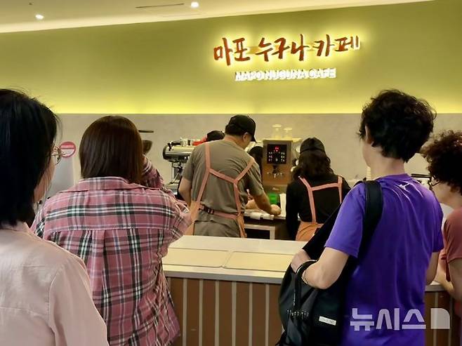 [서울=뉴시스] 한이재 기자 = 17일 오전 서울 마포구에 있는 누구나 카페에서 주문을 위해 손님들이 줄을 서고 있다. 2025.09.18. nowone@newsis.com