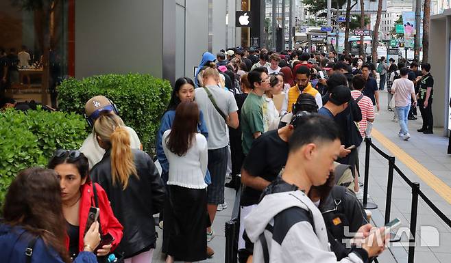 [서울=뉴시스] 김혜진 기자 = 19일 서울 중구 명동 애플스토어에서 고객들이 애플 신제품 아이폰17 시리즈 구매하기 위해 줄을 서고 있다. 2025.09.19. jini@newsis.com