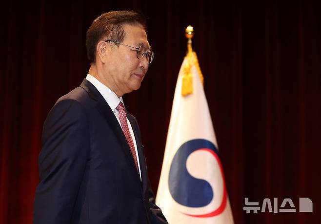 [과천=뉴시스] 이영환 기자 = 박성재 법무부 장관이 5일 오전 경기 과천시 법무부에서 열린 이임식에서 이임사를 마친 후 이동하고 있다. 2025.06.05. 20hwan@newsis.com