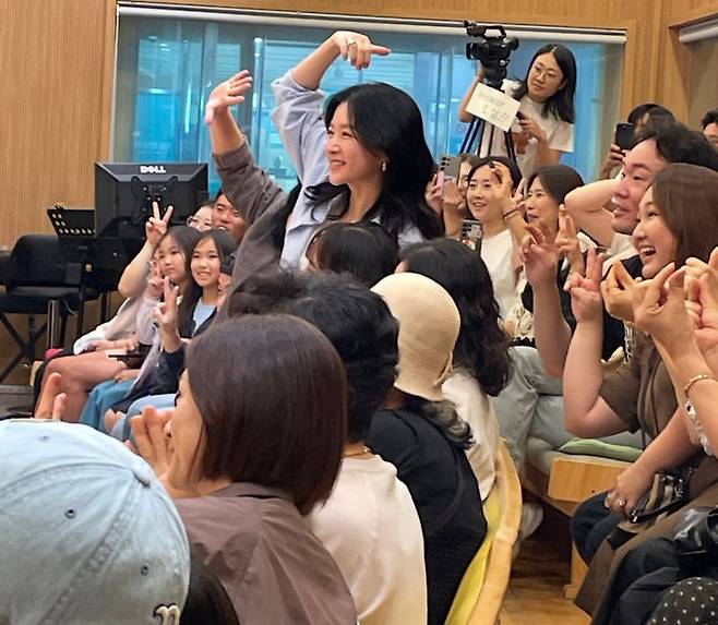 [서울=뉴시스] 배우 이영애가 팬과 함께 사진을 찍고 있다. (사진=이영애 인스타그램 캡처) 2025.09.19. photo@newsis.com *재판매 및 DB 금지