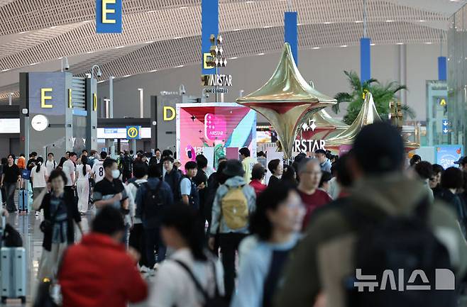 [인천공항=뉴시스] 권창회 기자 = 전국 15개 공항 등에서 일하는 공항노동자들이 안전한 일터·안전한 공항을 위한 총파업에 들어간 19일 오전 인천국제공항 제2여객터미널에서 여행객들이 이동하고 있다. 2025.09.19. kch0523@newsis.com
