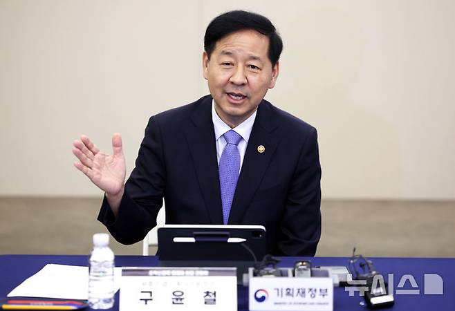 [서울=뉴시스] 조성우 기자 = 구윤철 경제부총리 겸 기획재정부 장관이 18일 오후 서울 강남구 클레온에서 열린 초혁신경제 릴레이 현장 간담회에서 발언하고 있다. 2025.09.18. xconfind@newsis.com