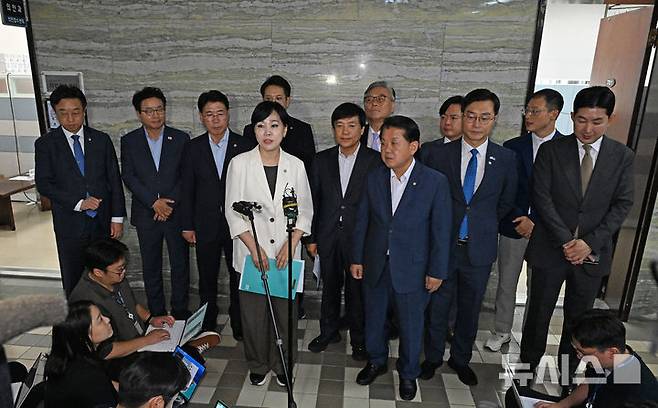 [서울=뉴시스] 김명년 기자 = 전현희 더불어민주당 3대특검 종합대응특위 위원장이 18일 오전 서울 여의도 국회 의안과에서 내란국정농단 전담재판부 설치법을 제출한 뒤 발언하고 있다.(공동취재) 2025.09.18. kmn@newsis.com