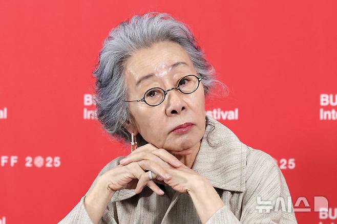 [부산=뉴시스] 박진희 기자 = 윤여정 배우가 19일 부산 해운대구 영화의전당 비프힐에서 영화 '결혼 피로연' 기자간담회를 하고 있다. 2025.09.19. pak7130@newsis.com