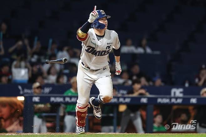 [서울=뉴시스] 프로야구 NC 다이노스 최원준이 7일 창원NC파크에서 열린 2025 신한 쏠뱅크 KBO리그 키움 히어로즈와의 경기에서 안타를 친 뒤 세리머니를 하고 있다. (사진=NC 다이노스 제공) 2025.08.07. *재판매 및 DB 금지