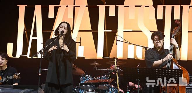 [수원=뉴시스] 김종택 기자 = '2025 수원재즈페스티벌'이 열린 19일 오후 경기 수원시 광교호수공원 재미난 밭에 마련된 무대에서 국내 대표 뮤지션 김윤아가 열띤 공연을 펼치고 있다. 2025.09.19. jtk@newsis.com