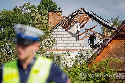 현지시간 10일 러시아 드론 침범으로 인해 파괴된 폴란드의 한 주택 지붕 [AFP=연합뉴스 제공]
