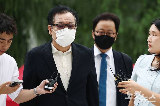 김건희 씨의 '통일교 청탁 의혹' 당사자로 알려진 건진법사 전성배 씨가 지난달 18일 오전 서울 종로구에 마련된 김건희 특검팀 사무실에 출석하고 있다. 황진환 기자