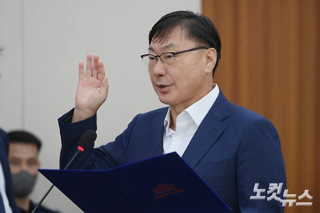 이화영 전 경기도평화부지사가 2일 서울 여의도 국회 법제사법위원회 전체회의장에서 열린 박상용 수원지검 부부장검사 탄핵소추사건 조사 청문회에 출석해 증인선서를 하고 있다. 윤창원 기자