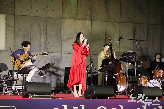 보컬리스트 유사랑씨가 열창을 하고 있는 모습. 반웅규 기자