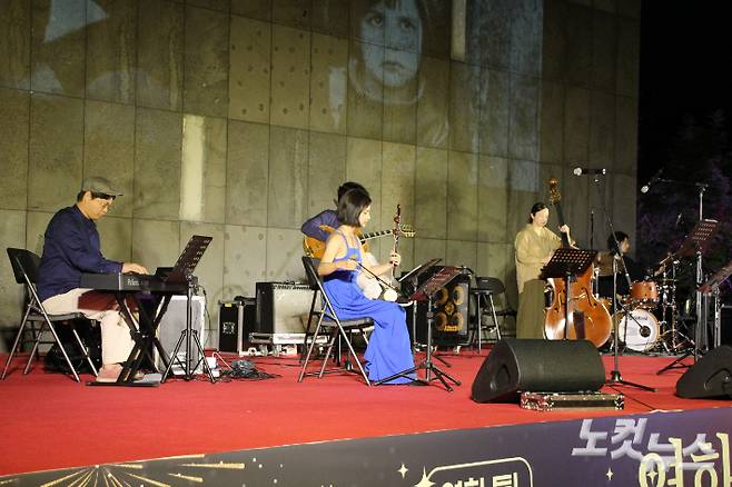 기타 박윤우, 바이올린 윤종수, 키보드＆아코디언 데이브 유, 색소폰 남유선, 해금 고수정, 더블베이스 송미호, 드럼 최요셉, 보컬 유사랑 등 정상급 뮤지션 8명이 수준 높은 공연을 선보였다. 반웅규 기자