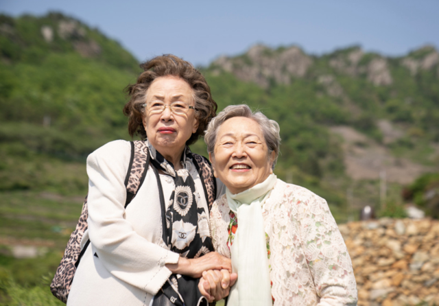 영화 ‘소풍’의 마지막 장면. 손을 맞잡은 은심(왼쪽)과 금순. 네이버 영화