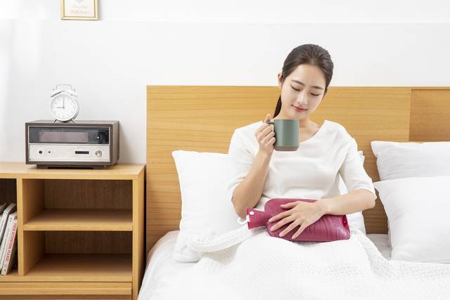 생리통을 줄이는 데는 스트레스 완화와 배를 따뜻하게 하는 게 도움이 된다. 사진은 기사의 특정 사실과 관련 없음. 클립아트코리아