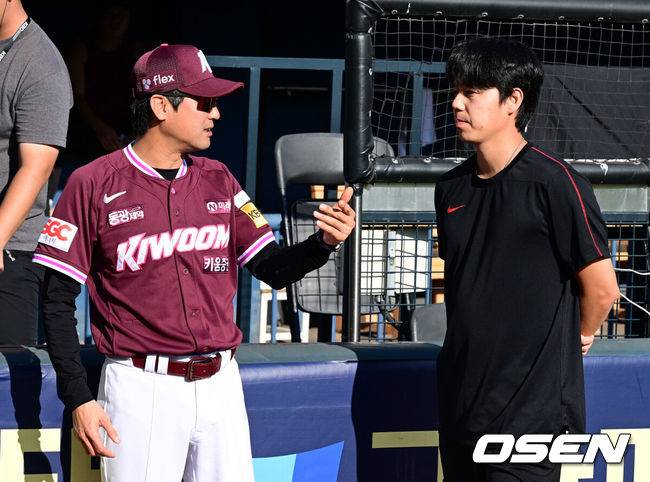 [OSEN=잠실, 지형준 기자] 18일 오후 서울 잠실구장에서 ‘2025 신한 SOL Bank KBO리그’ 두산 베어스와 키움 히어로즈의 경기가 열렸다.두산은 잭로그, 키움은 하영민이 선발로 나섰다.경기에 앞서 키움 설종진 감독대행과 하영민이 이야기를 나누고 있다. 2025.09.18 /jpnews@osen.co.kr