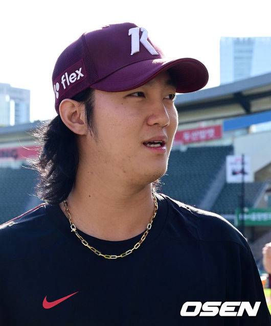 [OSEN=잠실, 지형준 기자] 18일 오후 서울 잠실구장에서 ‘2025 신한 SOL Bank KBO리그’ 두산 베어스와 키움 히어로즈의 경기가 열린다.군 복무를 마친 키움 안우진이 1군 엔트리에 등록, 선수단에 합류했다.&nbsp;안우진은 당초 17일&nbsp;사회복무요원 소집 해제 후 팀에 합류할 예정이었으나 지난달 퓨처스팀 자체 청백전에 등판한 후 추가 훈련 과정에서 어깨 부상을 입어 수술을 받았다. 구단은 안우진이 재활에 전념할 수 있도록 의료 지원에만 집중할 계획이었으나, 최근 안우진으로부터 선수단과 함께 시즌을 마무리하고 싶다는 강한 의지와 함께 확대 엔트리 등록 요청을 받았고, 논의 끝에 수용하기로 결정했다.오늘(18일)&nbsp;잠실 두산전부터 정규시즌 최종전인 30일&nbsp;고척 SSG전까지 남은 시즌 7경기 동안 덕아웃에서 선수단과 함께할 예정이다. 경기에 앞서 1군 엔트리에 등록한 키움 안우진이 선수단 미팅을 하고 있다. 2025.09.18 /jpnews@osen.co.kr