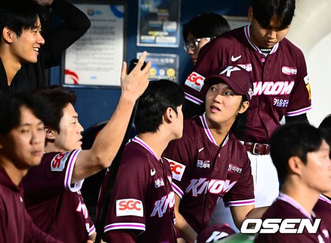 [OSEN=잠실, 지형준 기자] 18일 오후 서울 잠실구장에서 ‘2025 신한 SOL Bank KBO리그’ 두산 베어스와 키움 히어로즈의 경기가 열렸다.두산은 잭로그, 키움은 하영민이 선발로 나섰다.1회 키움 안우진이 더그아웃에서 경기를 지켜보고 있다. 2025.09.18 /jpnews@osen.co.kr