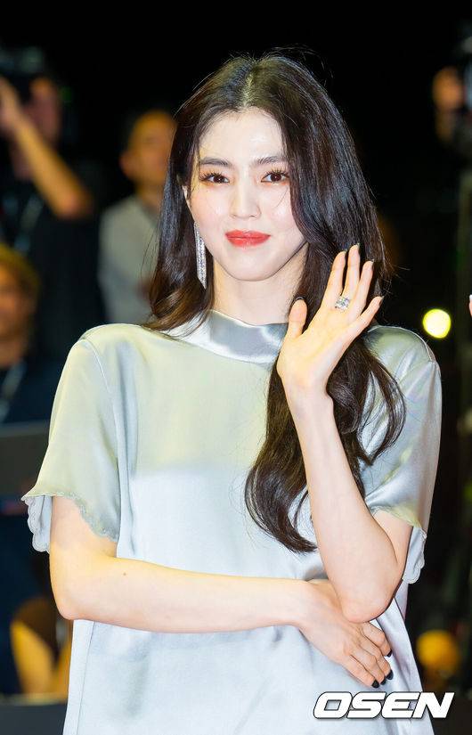 [OSEN=부산, 민경훈 기자] 제30회 부산국제영화제(BIFF) 레드카펫 행사가 17일 오후 부산 해운대구 영화의 전당에서 열렸다.올해 개막작은 박찬욱 감독의 ‘어쩔수가없다’이며, 주연배우 이병헌은 개막식 사회까지 본다. 폐막작으로는 경쟁 부문 대상 수상작을 상영한다. 올해 30주년을 맞이한 부산국제영화제는 오는 26일까지 총 64개국 328편의 작품을 만날수 있다.배우 한소희가 레드카펫을 밟으며 포즈를 취하고 있다. 2024.09.17 / rumi@osen.co.kr