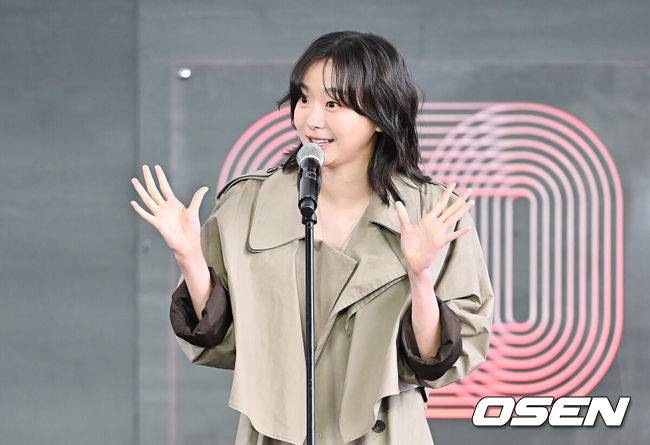 [OSEN=부산, 이석우 기자] 19일 부산 해운대구 영화의전당 BIFF 야외무대에서 제30회 부산국제영화제(BIFF) 영화 ‘대홍수’ 야외무대인사가 열렸다.이번 부산국제영화제에서는 개막작 ‘어쩔수가 없다’를 시작으로 공식 초청작 64개국 241편과 커뮤니티비프 상영작까지 합쳐 총 328편이 상영된다. 올해는 신설된 경쟁 부문 14편을 초청해 다섯 개의 ‘부산 어워드’ 상을 시상한다. 아시아 영화를 대상으로 대상, 감독상, 심사위원 특별상, 배우상(2명), 예술공헌상 등 5개 부문에 걸쳐 시상한다. 수상자에게는 태국의 세계적인 감독이자 설치미술가인 아피찻퐁 위라세타쿤의 컨셉을 디자인한 트로피가 수여된다.배우 김다미가 야외무대인사를 하고 있다. 2025.09.19 / foto0307@osen.co.kr