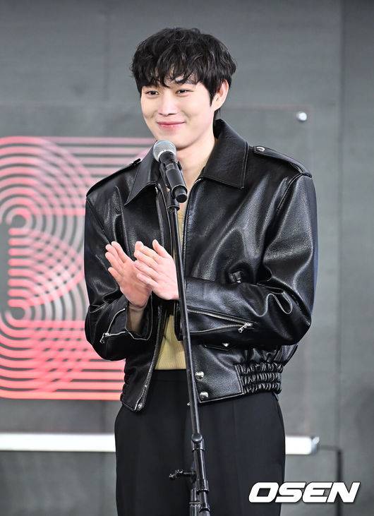 [OSEN=부산, 이석우 기자] 19일 부산 해운대구 영화의전당 BIFF 야외무대에서 제30회 부산국제영화제(BIFF) 티빙 시리즈 ‘친애하는 X’ 야외무대인사가 열렸다.이번 부산국제영화제에서는 개막작 ‘어쩔수가 없다’를 시작으로 공식 초청작 64개국 241편과 커뮤니티비프 상영작까지 합쳐 총 328편이 상영된다. 올해는 신설된 경쟁 부문 14편을 초청해 다섯 개의 ‘부산 어워드’ 상을 시상한다. 아시아 영화를 대상으로 대상, 감독상, 심사위원 특별상, 배우상(2명), 예술공헌상 등 5개 부문에 걸쳐 시상한다. 수상자에게는 태국의 세계적인 감독이자 설치미술가인 아피찻퐁 위라세타쿤의 컨셉을 디자인한 트로피가 수여된다.김영대가 야외무대인사를 하고 있다. 2025.09.19 / foto0307@osen.co.kr