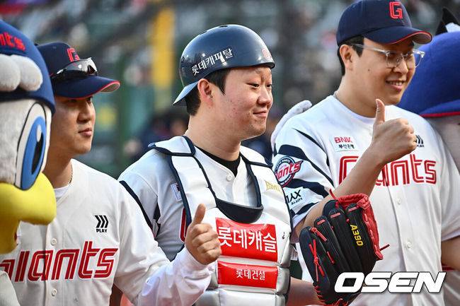 [OSEN=부산, 이석우 기자] 9일 부산 사직구장에서 2024 신한 SOL 뱅크 KBO 리그 롯데 자이언츠와 삼성 라이온즈의 경기가 열렸다. 공동 8위인 롯데와 삼성이 위닝 시리즈를 선점하기 위해 3연전 첫 선발로 각각 나균안과 원태인을 내세웠다.피식대학 정재형과 김민수, 이용주가 롯데 승리기원 시포-시타-시구에 앞서 포즈를 취하고 있다. 2024.04.09 / foto0307@osen.co.kr