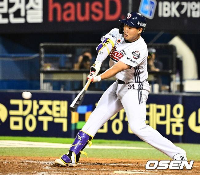 [OSEN=잠실, 지형준 기자] 두산이 극적으로 7연패를 끊어냈다.&nbsp;프로야구 두산 베어스는 18일 서울 잠실구장에서 열린 2025 신한 SOL뱅크 KBO리그 키움 히어로즈와의 시즌 마지막 맞대결(16차전)에서 3-2 끝내기 역전승을 거뒀다.&nbsp;9위 두산은 7연패 늪에서 탈출하며 시즌 57승 6무 72패를 기록했다. 올해 키움전을 10승 6패 우위로 마감했다. 반면 3연승이 좌절된 최하위 키움은 46승 4무 88패가 됐다.&nbsp;9회말 2사 1,2루에서 두산 홍성호가 끝내기 안타를 날리고 있다. 2025.09.18 /jpnews@osen.co.kr