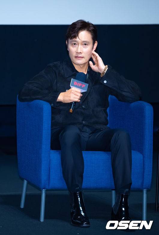 [OSEN=부산, 민경훈 기자] 19일 부산 해운대구 동서대학교 소향씨어터 신한카드홀에서 배우 이병헌 액터스 하우스 행사가 열렸다.올해 30주년을 맞이한 부산국제영화제는 오는 26일까지 총 64개국 328편의 작품을 만날수 있다.배우 이병헌이 관객들과 만남을 갖고 있다. 2025.09.19 / rumi@osen.co.kr