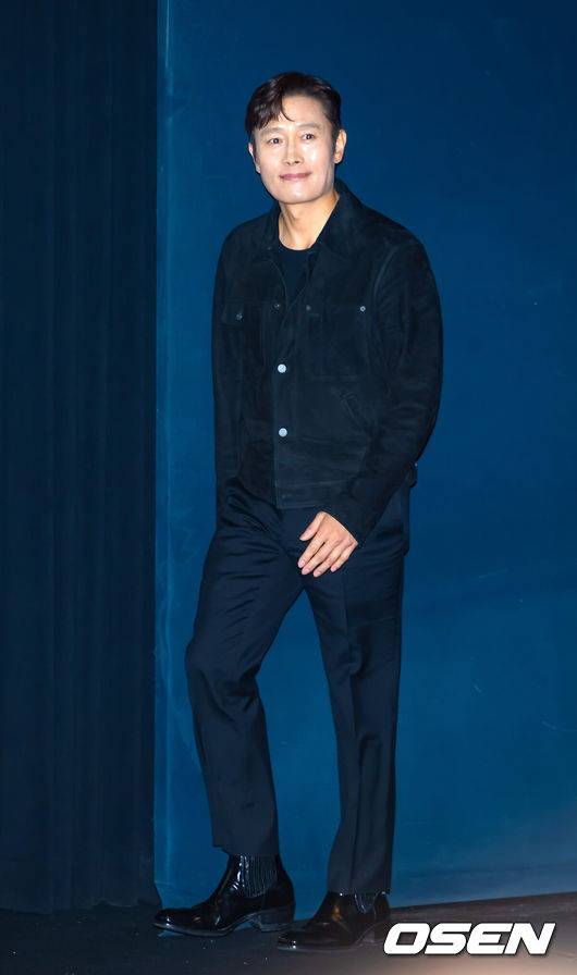 [OSEN=부산, 민경훈 기자] 19일 부산 해운대구 동서대학교 소향씨어터 신한카드홀에서 배우 이병헌 액터스 하우스 행사가 열렸다.올해 30주년을 맞이한 부산국제영화제는 오는 26일까지 총 64개국 328편의 작품을 만날수 있다.배우 이병헌이 관객들과의 만남을 위해 입장하고 있다. 2025.09.19 / rumi@osen.co.kr