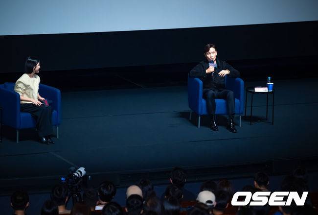 [OSEN=부산, 민경훈 기자] 19일 부산 해운대구 동서대학교 소향씨어터 신한카드홀에서 배우 이병헌 액터스 하우스 행사가 열렸다.올해 30주년을 맞이한 부산국제영화제는 오는 26일까지 총 64개국 328편의 작품을 만날수 있다.배우 이병헌이 관객들과 만남을 갖고 있다. 2025.09.19 / rumi@osen.co.kr