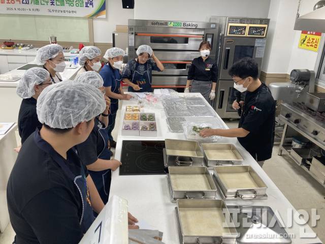 ▲무안양파오링떡의 기술 전수 및 온라인 판매 교육을 하고 있다. ⓒ무안군