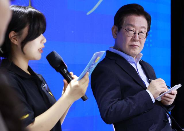 ▲이재명 대통령이 19일 서울 마포구 구름아래 소극장에서 열린 2030 청년 소통·공감 토크콘서트에서 참석자 발언을 메모하며 듣고 있다. ⓒ연합뉴스