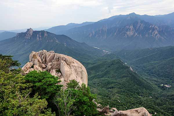 울산바위 달마봉 전망대에서의 풍경. 멀리 달마봉이 보인다.