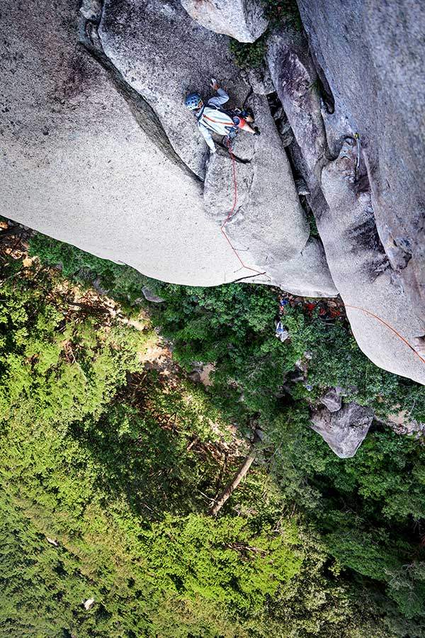 문리대길 첫 피치를 선등하는 김종오 강사. 크랙이 끝나고 오른쪽으로 조금 이동하면 볼트가 있다.
