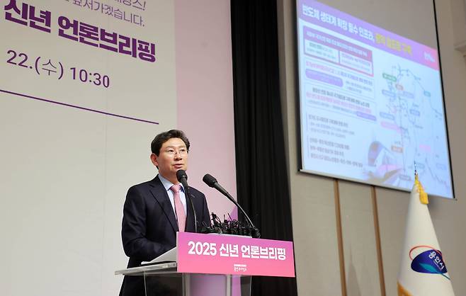 이상일 용인시장이 올해 1월 브리핑에서 철도망 구축계획을 설명하고 있다. 용인시 제공