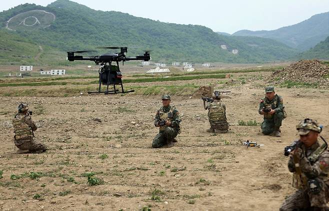 북한군 장병들이 드론을 이용한 군사작전 훈련을 실시하고 있다. 노동신문·뉴스1