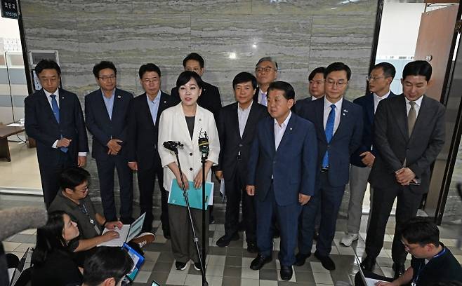 더불어민주당 3대특검 종합대응 특별위원회 전현희 위원장 및 위원들이 지난 18일 국회 의안과에 ‘윤석열·김건희 등의 국정농단 사건 진상규명을 위한 전담재판부 설치에 관한 법률안’을 제출한 뒤 브리핑하고 있다. 2025.9.18 연합뉴스