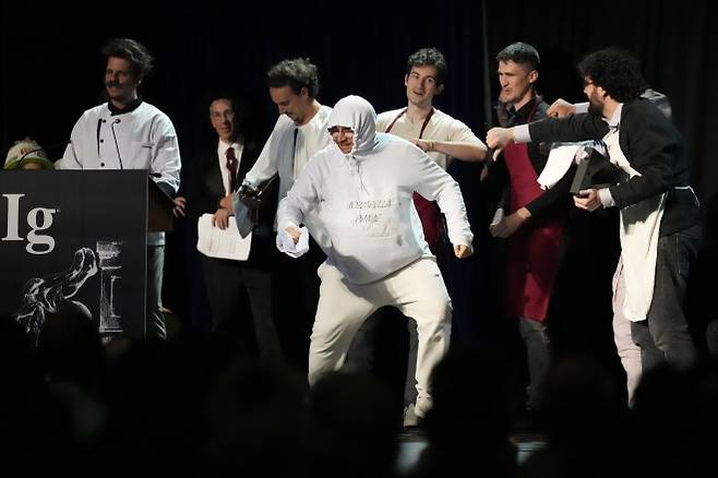 ‘피자 먹는 도마뱀’ 연구로 영양학상을 받은 이탈리아 연구진이 18일(현지시간) 미국 보스턴에서 열린 이그노벨상 시상식에서 상을 받고 있다. AP 연합뉴스