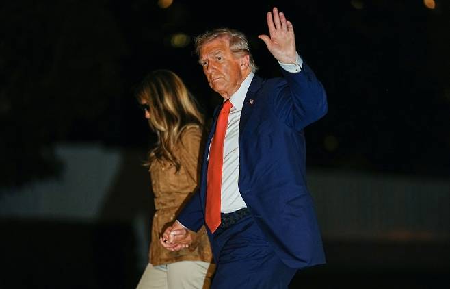 도널드 트럼프 미국 대통령이 18일(현지시간) 국빈방문을 마치고 워싱턴DC 백악관에 도착해 손을 흔들고 있다. 곁에는 멜라니아 여사가 함께했다. 로이터 연합뉴스