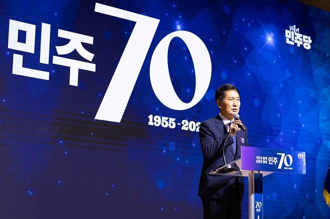 정청래 더불어민주당 대표가 19일 국회 의원회관에서 열린 민주당 창당 70주년 기념식에서 축사를 하고 있다. 2025.9.19/뉴스1