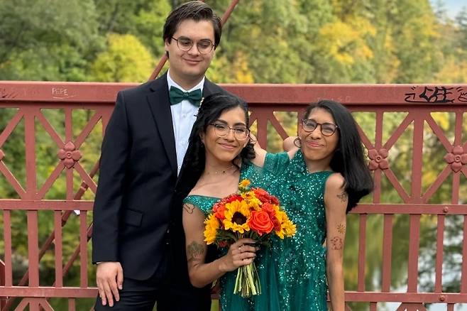 샌들러 다리 위에서 기념 촬영을 하는 카르멘(가운데)과 루피타 안드라데 자매, 그리고 카르멘의 남편 다니엘 매코맥. 카르멘과 루피타 안드라데 자매 제공