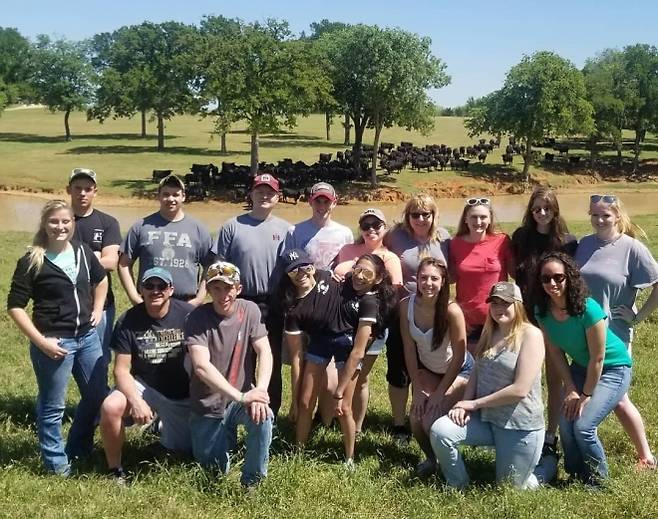 2018년 4월 20일 인스타그램에 올라온 단체 사진. 가운데에 카르멘과 루피타 안드라데 자매가 함께 서 있다. 루피타 안드라데 인스타그램