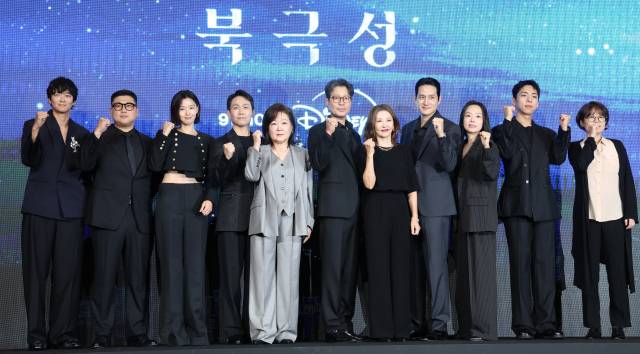 배우 강동원(왼쪽부터)과 허명행 감독, 전지현, 오정세, 김해숙, 유재명, 이미숙, 박해준, 이상희, 주종혁, 김희원 감독이 2일 오전 서울 종로구 포시즌스 호텔에서 열린 디즈니 플러스 오리지널 시리즈 '북극성' 제작발표회에 참석해 포즈를 취하고 있다. 뉴스1