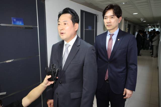 장동혁 국민의힘 대표가 18일 서울 여의도의 한 오피스텔에 위치한 당원 명부 데이터베이스(DB) 관리업체를 찾아 김건희 특검의 압수수색과 관련해 발언하고 있다. 연합뉴스