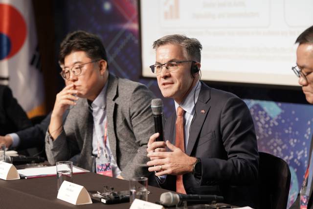 존 비클(오른쪽) 한국릴리 대표가 18일 서울신라호텔에서 열린 ‘암참 보건의료혁신 세미나’에서 발언하고 있다. 사진 제공=주한미국상공회의소