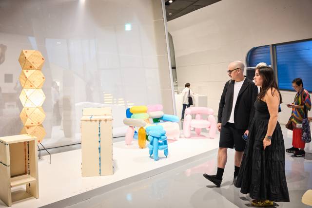 관람객들이 전시를 구경하고 있다. 사진제공=서울디자인재단