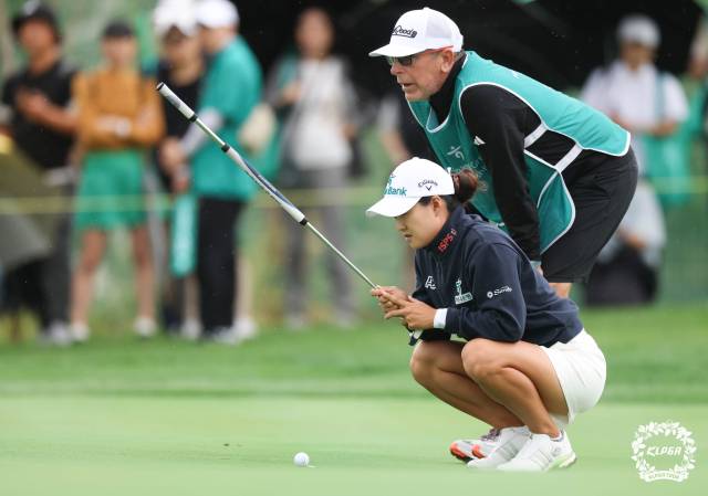 그린을 읽고 있는 이민지. 사진 제공=KLPGA