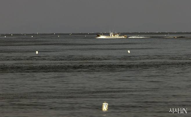 연평어장에 설치된 부표들이 꽃게 잡이용 그물이 설치된 곳을 알려주고 있다. ⓒ시사IN 조남진