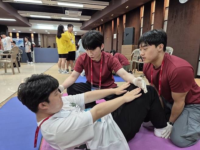 나사렛대 물리치료학과 학생들이 발달장애선수들을 대상으로 한 선수건강증진프로그램에서 '유연성·근력검사' 활동을 펼치고 있다. ⓒ나사렛대 제공