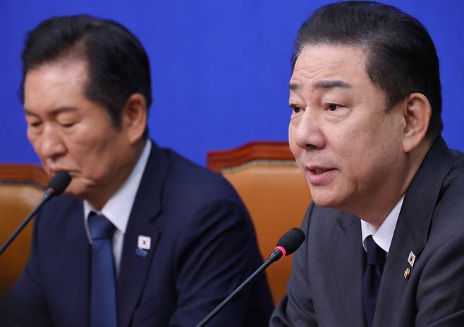김병기 더불어민주당 원내대표(오른쪽)가 19일 서울 여의도 국회에서 열린 최고위원회의에서 발언하고 있다. ⓒ연합뉴스